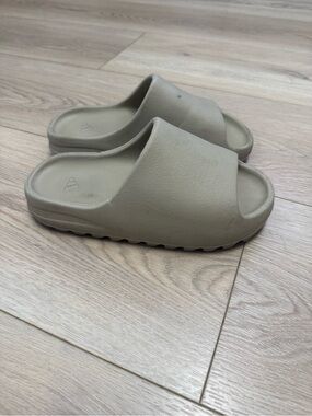Adidas Yeezy Beige Foam Slides Size 7